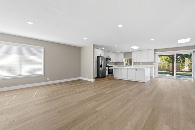 Building Photo - Donner