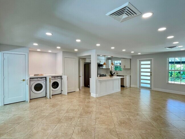 Building Photo - 360 Alhambra Pl