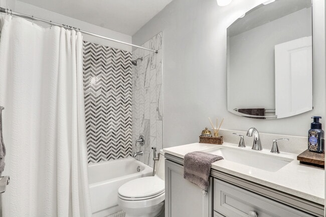 Building Photo - 658 White Ct