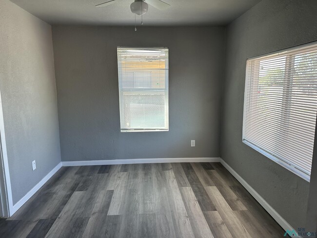 Building Photo - 1009 S Lea Ave