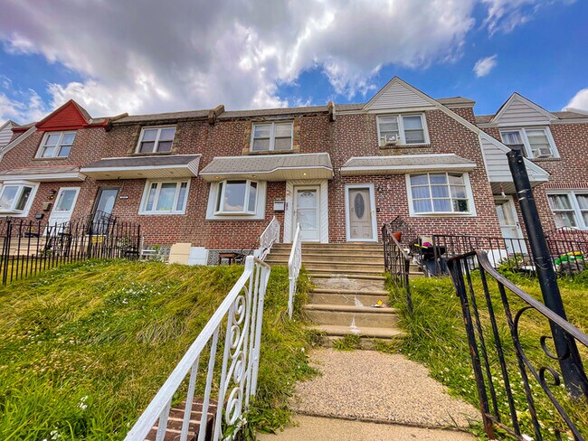 Primary Photo - 3 bedroom house in Tacony