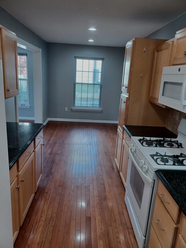 Sizable eating area, for entertaining and dining - 116 E Moreland Ave