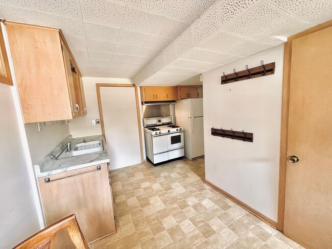 Building Photo - Quaint 1bed 1bath Lower Level Unit, With P...