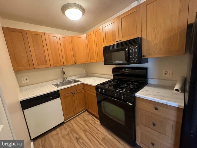 Building Photo - 214 Locust St SE