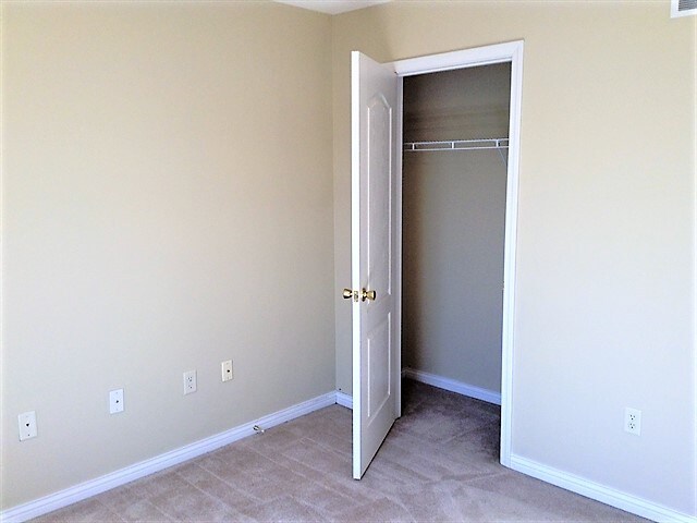 Building Photo - 689 Ackerly Dr