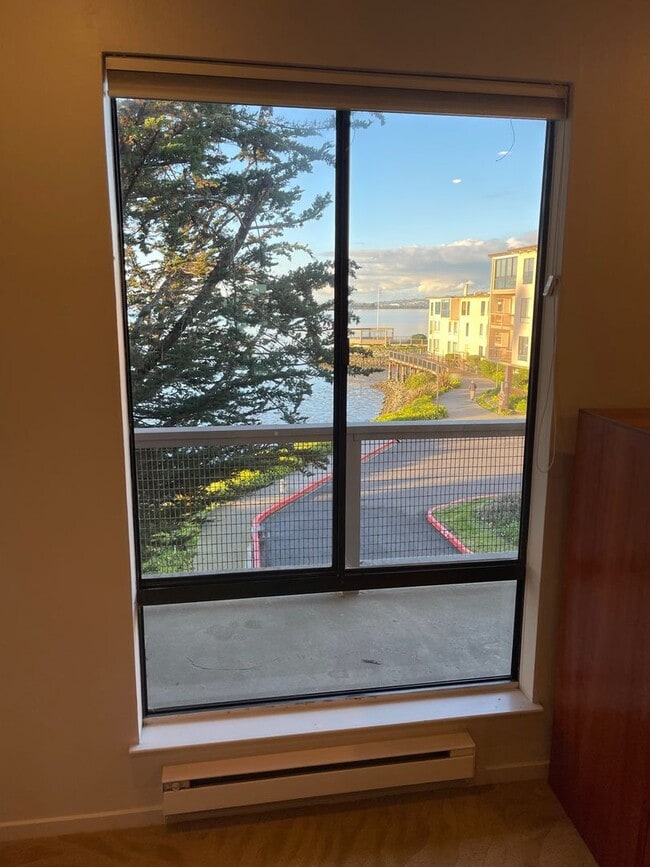Building Photo - Designer Living in Waterfront Furnished Condo