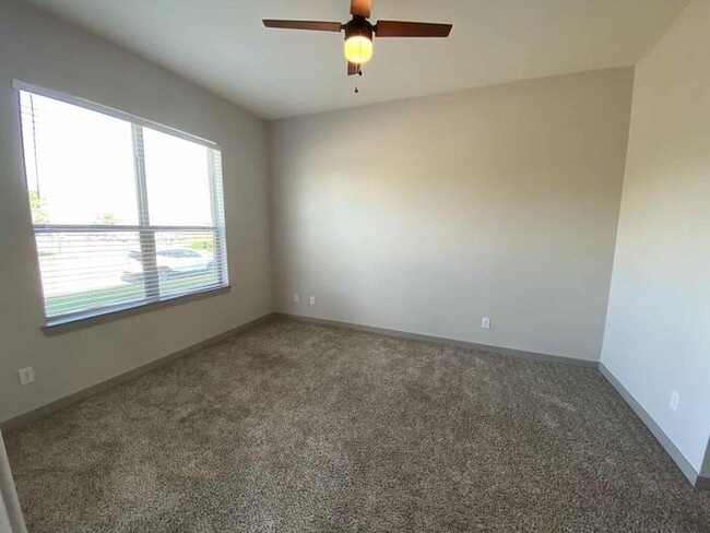 Building Photo - Modern Townhome for rent in Hurst!