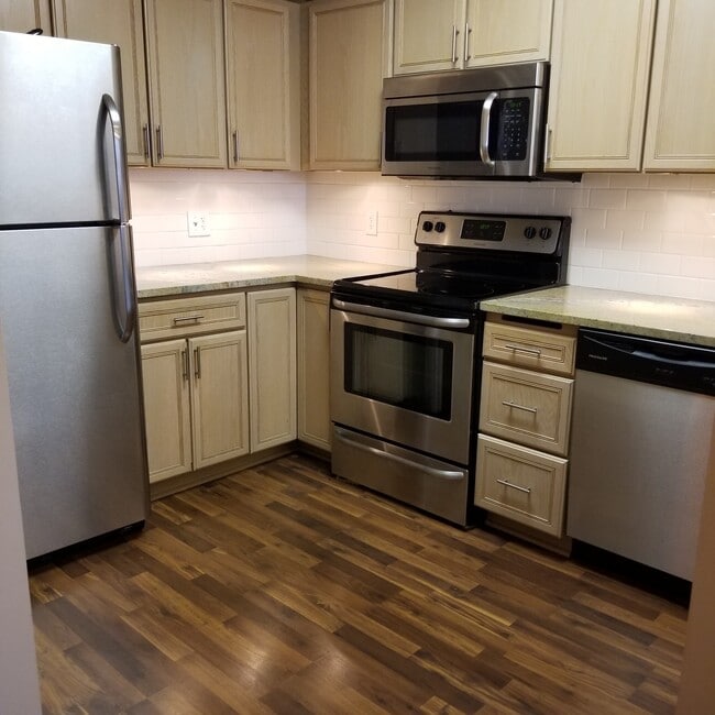 Stainless Steel Appliances and Granite Countertops - 7540 Edinborough Way