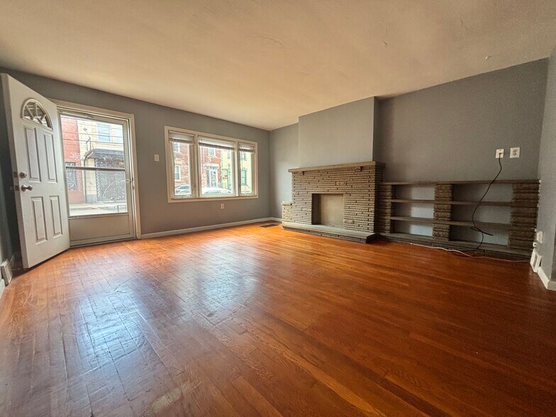 Building Photo - 1915 Jane St