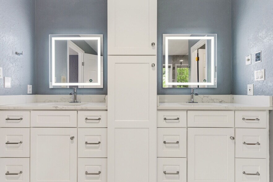 Building Photo - 9706 Tanoan Dr NE