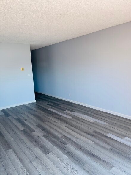 Building Photo - 17082 Chatsworth St