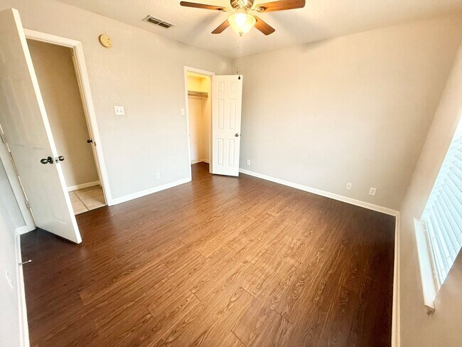 Building Photo - 801 Hickory St