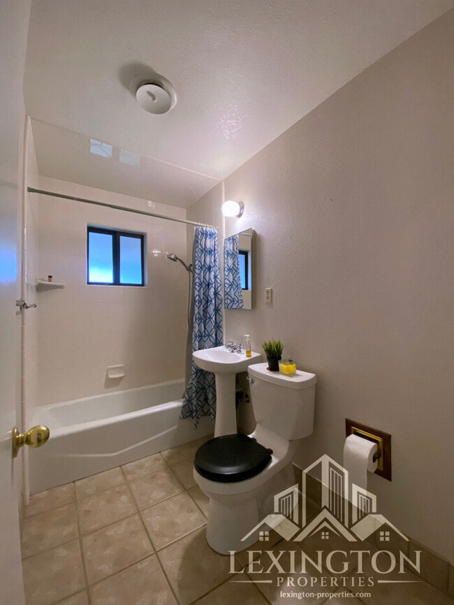 Building Photo - Beautiful, 3BD/2BA, Home available in Sacramento off Madison Ave. and Auburn Blvd.