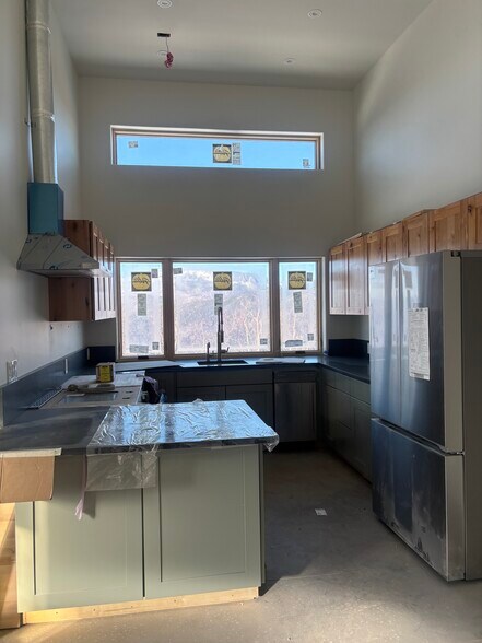 Full kitchen - 1905 Bear Ridge Rd