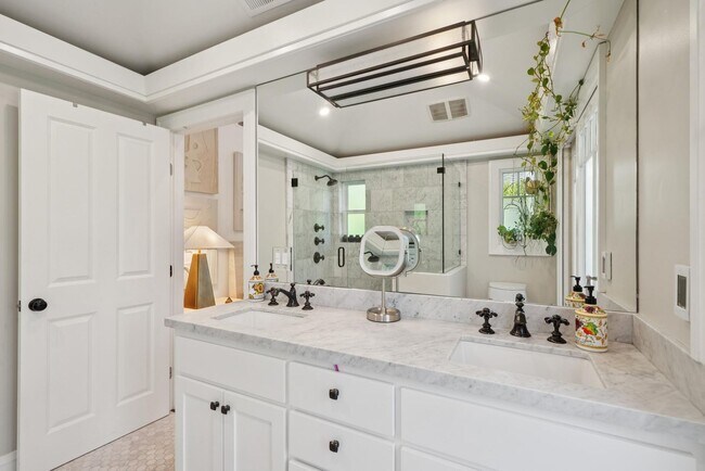 Building Photo - Beautifully Appointed 7-Bedroom Home with Lush Garden Setting in Palo Alto
