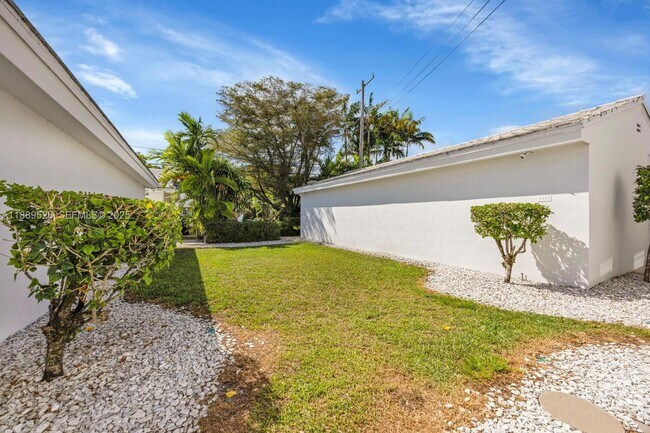 Building Photo - 940 Sevilla Ave