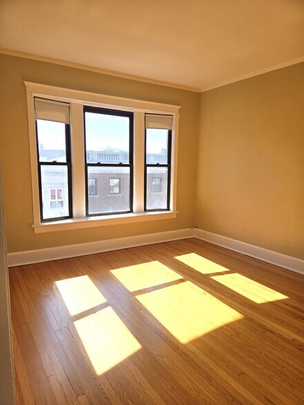 Building Photo - 5208 N Clark St