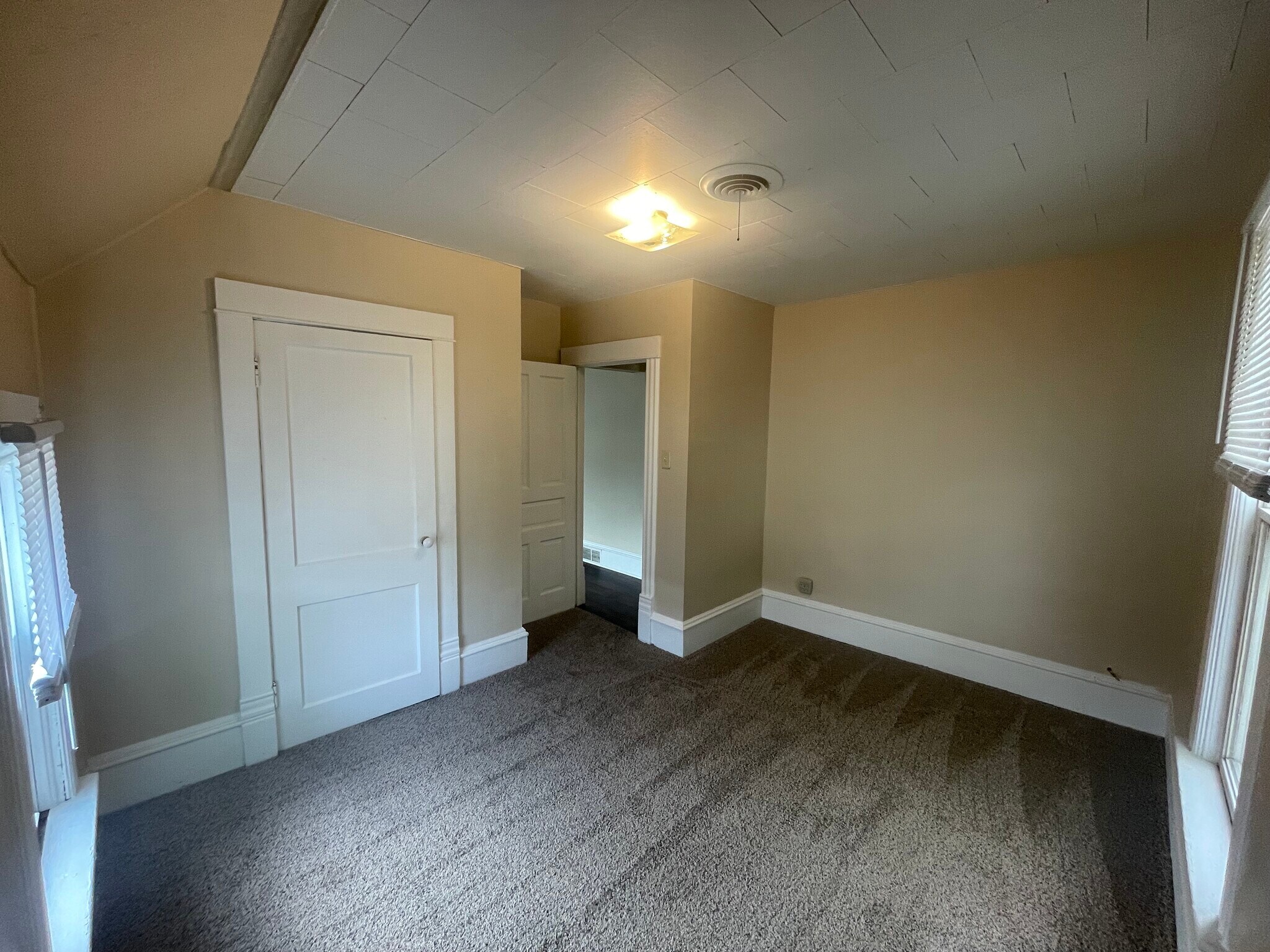 Building Photo - 196 E 9th St