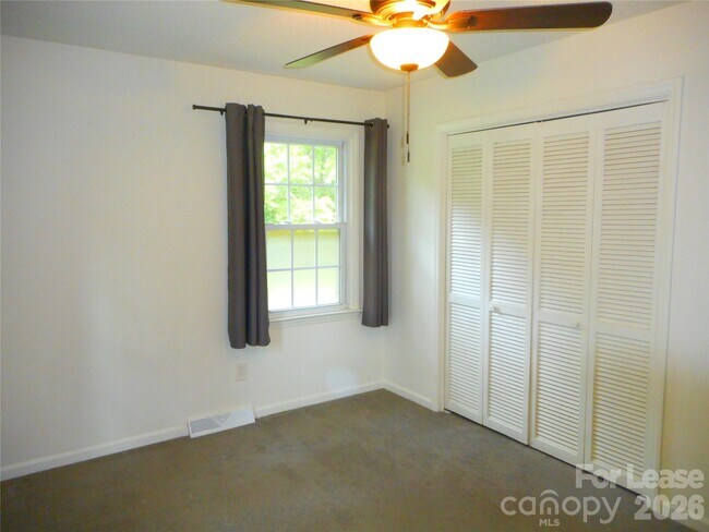 Building Photo - 733 Catawba Cir N