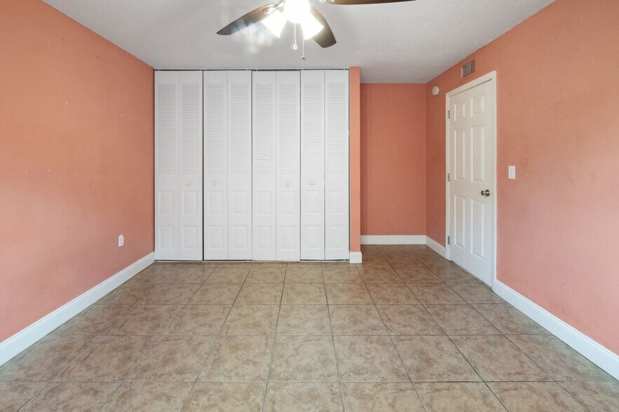 Building Photo - 12630 Kenwood Ln