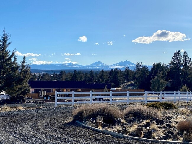 Building Photo - 3 Bedroom 2 Bathroom house in Crooked River Ranch with huge views and a shop!