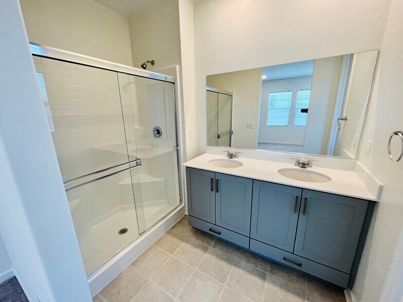 Building Photo - 27019 Evening Sky Plz