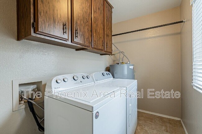 Building Photo - 2256 W Lindner Ave