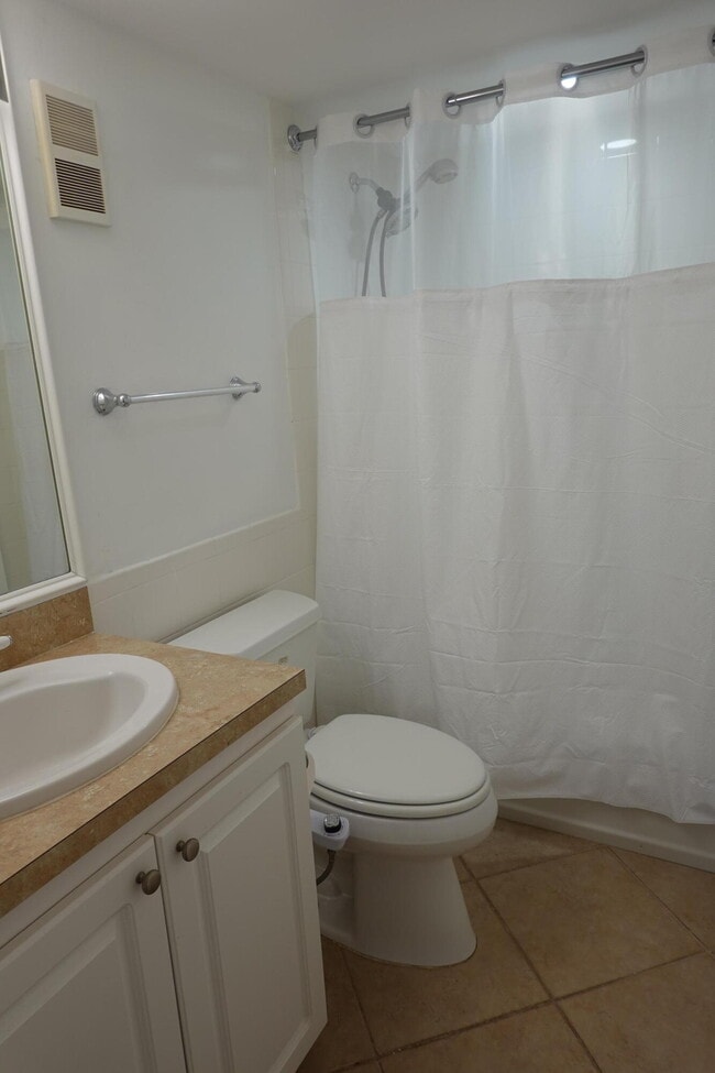 Building Photo - 5321 NE 24th Terrace