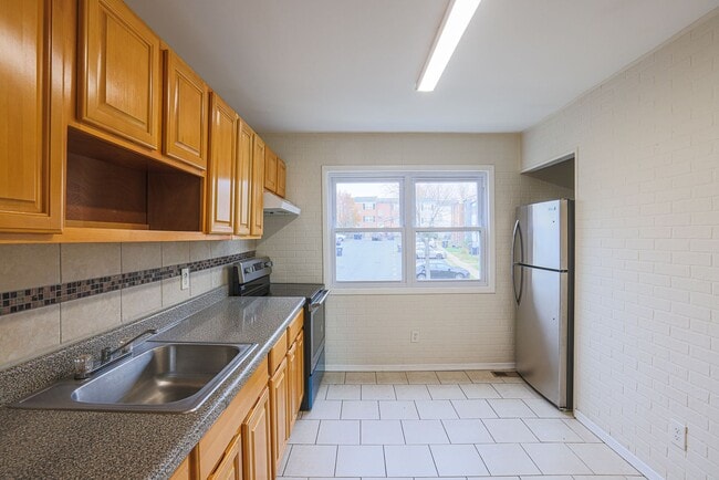 Building Photo - Spacious 3bdrm 1bath Home in Quiet Community