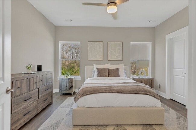 Building Photo - Better-than-new townhome in Highlands at S...