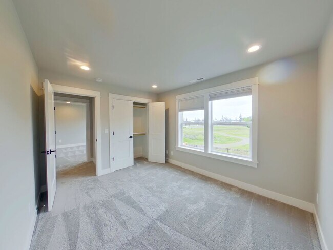 Building Photo - Newer home in The Nines in North Gilham