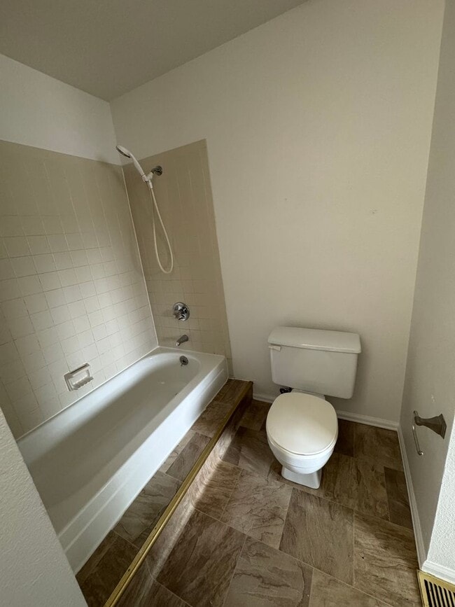 Building Photo - 2 Bedroom 1 1/2 Bath Townhome