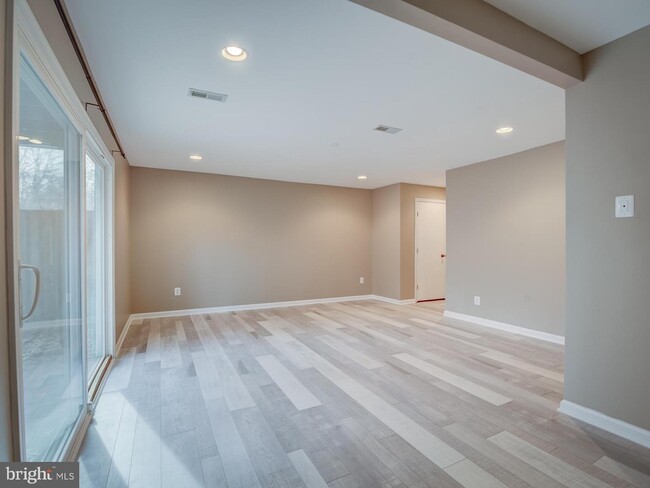 Building Photo - 8203 Stationhouse Ct