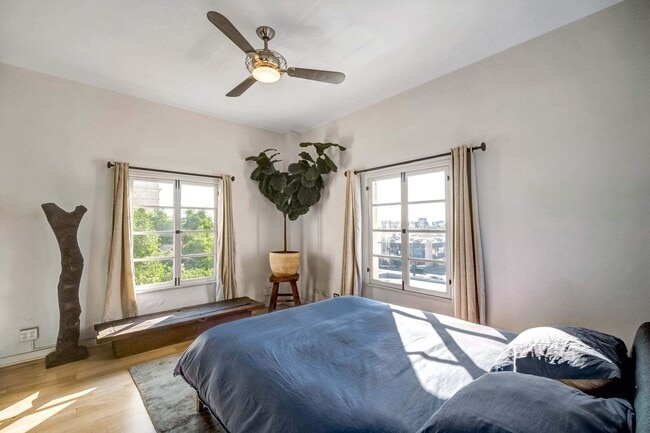 Building Photo - 109 N Sycamore Ave