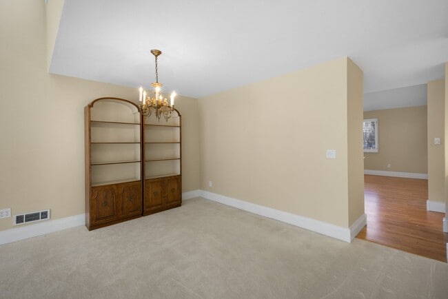 Building Photo - 2bd/1.75ba Bellevue Condo