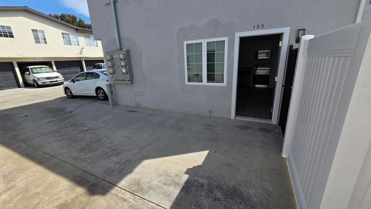 Building Photo - 988 El Camino Dr