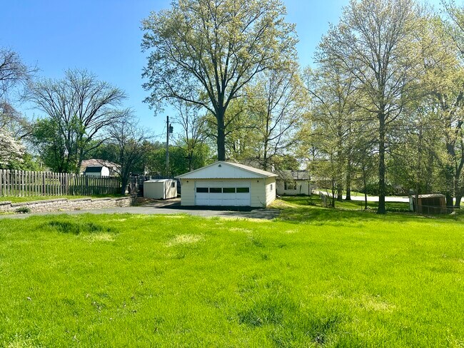 Building Photo - 120 Lock Dr