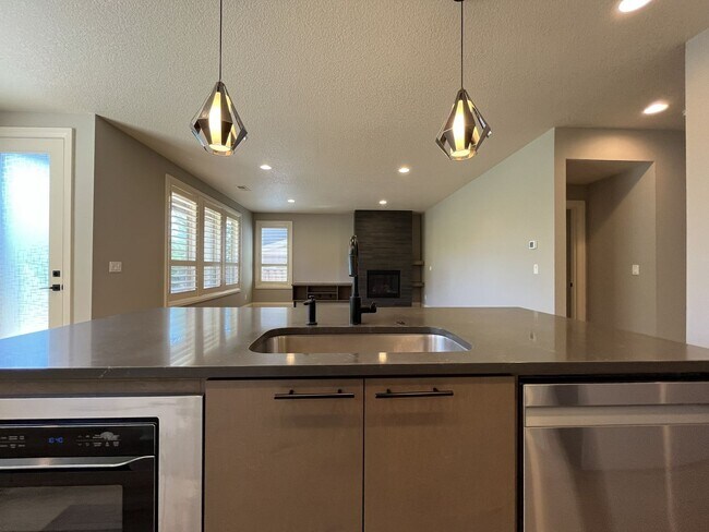 Building Photo - Elegant South Cooper Mountain Home with 4 Bedrooms, Bonus Room, Main-Level Suite & Designer Finishes
