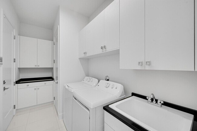 Building Photo - 13072 Feathering Wy