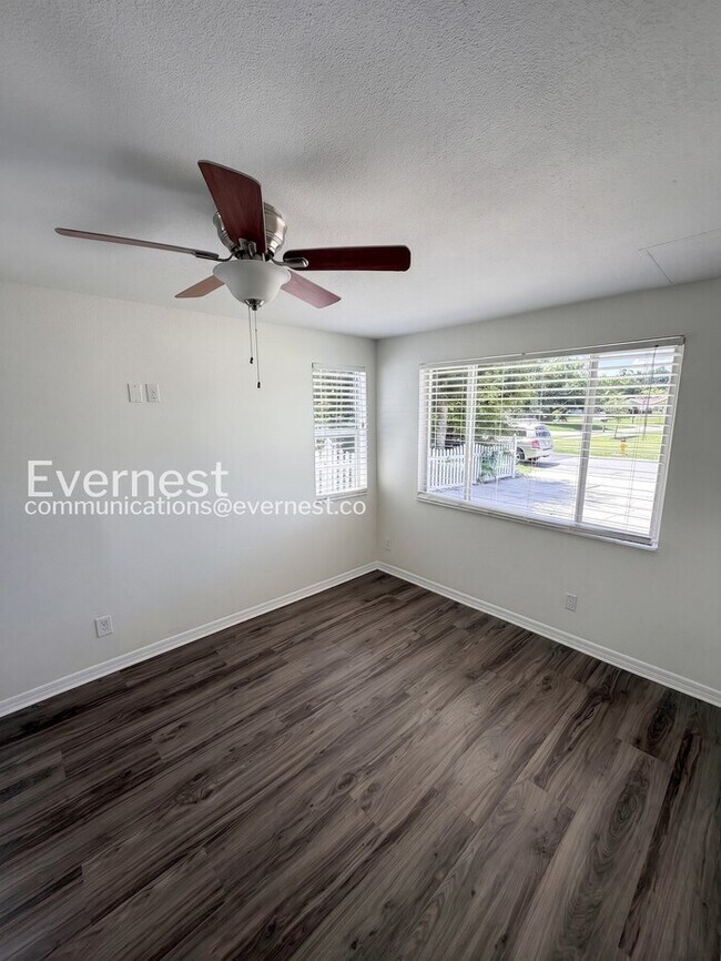 Building Photo - 4 Bed/2.5 Bath Home with Detached Garage / Available Now!