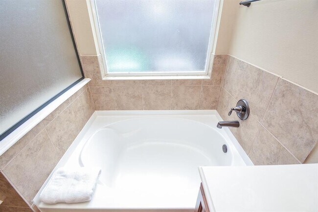 Building Photo - 2715 Farlow Ln