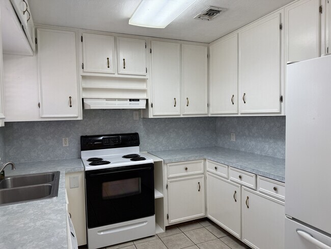 Building Photo - 790 Peyton Dr