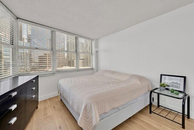 Building Photo - 801 Brickell Bay Dr