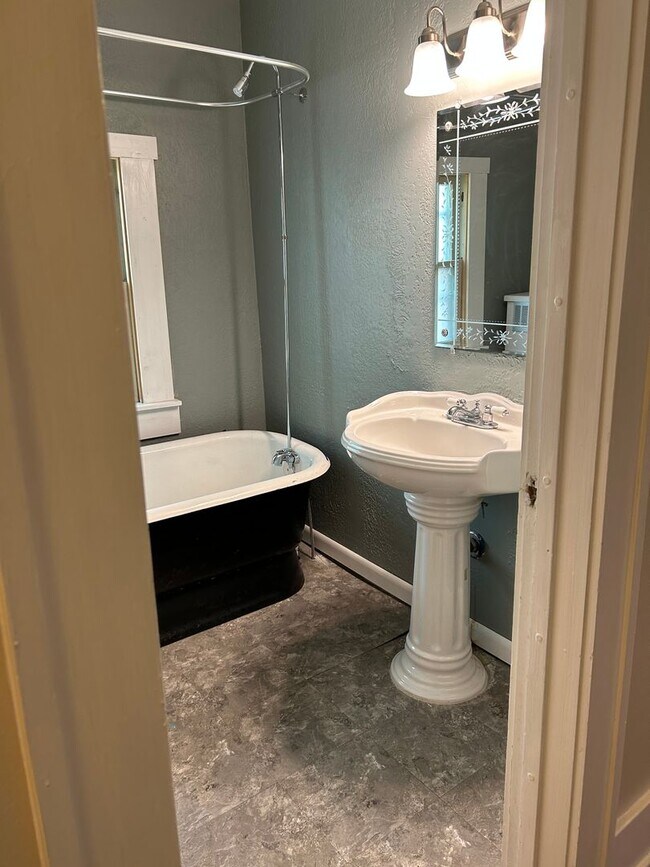 Building Photo - 4 bed 2 bath Home In Beatrice, NE