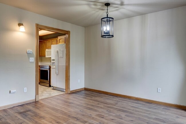 Building Photo - 3 Bedroom and 2.5 Bath End Unit Townhouse