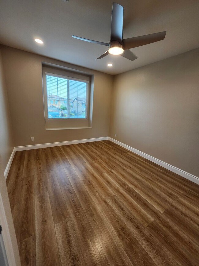 Building Photo - Luxurious 4-Bedroom View Home in Desirable...