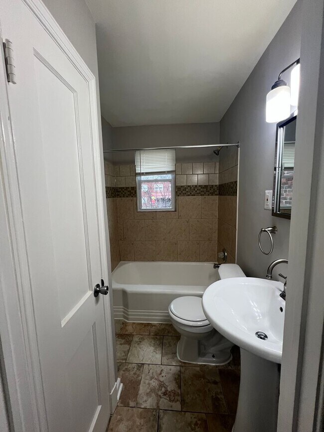 Building Photo - 2 Bedroom 1 Bathroom