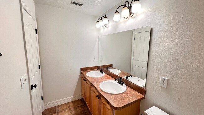 Building Photo - Charming 3-Bedroom Townhome in Oviedo – La...