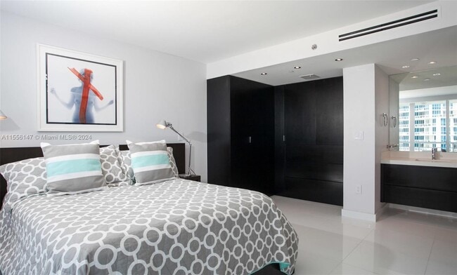 Building Photo - 400 S Pointe Dr