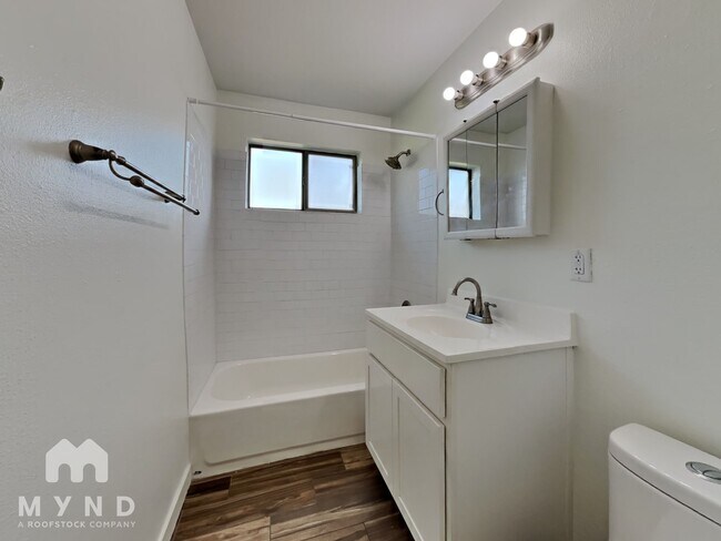 Building Photo - 1544 W 6th St